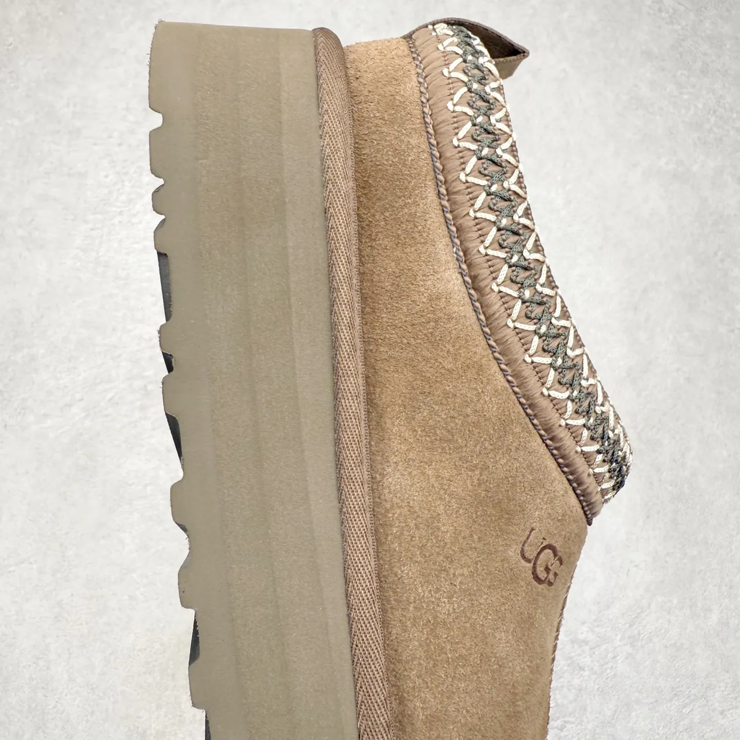 Pick up locally 💰520 UGG 2553 Classic autumn and winter sheepskin and fur integrated snow boots. All shoes are made of ZP. Longfeng A-grade Australian imported sheepskin and fur integrated brand OEM production line. Fully follow the ZP process. OEM original pattern maker. Adhering to the principle of no original shoe development and selection. Pay attention to every detail. The most authentic version on the market. TREADLITE "Light Wing" technology outsole. Lightweight/durable/flexible/pile type size: 35 36 37 38 39 40 Coding: by2936060